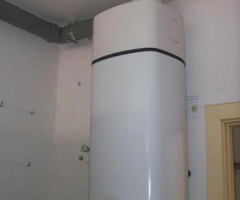 Installazione scaldacqua a PdC (pompa di calore), scuola media, comune di San Cesario di Lecce (LE)